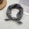 Detalle de un pañuelo cuadrado gris con estampado paisley vintage sobre piel sintética - Cuadrado Grande / Negro
