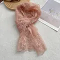 Detalle de bufanda de encaje rosa claro con bordado floral, perlas y pedrería fina - Rosa