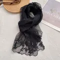 Vista detallada de bufanda de encaje negro con bordado floral y perlas de lujo - Negro