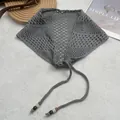 Texture de maille détaillée d'un bandana triangle gris au crochet avec perles colorées - Gris