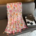 Détail de l'écharpe florale avec motifs de coquelicots roses et oranges à franges - 180cm x 90cm / Rose Rouge