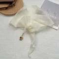 Elegante pañuelo de seda marfil con rayas texturizadas y colgante de cuentas de madera - 28*115cm / Blanco Roto
