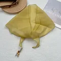Elegante bufanda de seda plisada amarillo jengibre con borlas de madera sobre textura - 28*115cm / Amarillo