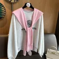 Detailansicht eines rosa Strickschals kombiniert mit Northwestern University Sweatshirt - Kirschblütenrosa