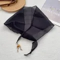 Détail d'un foulard plissé noir avec perles en bois décoratives sur tissu blanc - 28*115cm / Noir
