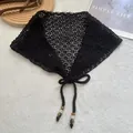 Foulard triangle noir au crochet avec perles sur un fond en tissu blanc et des accessoires - Noir