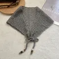 Gros plan sur l'écharpe de taille grise au crochet avec texture tricotée et perles - Gris