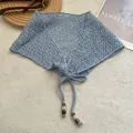 Détail d'un châle au crochet bleu clair avec des perles décoratives sur les liens - Bleu