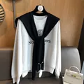 Detail eines schwarzen Lochstrickschals über einem grauen Northwestern Sweatshirt für Damen - Schwarz