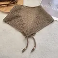 Détail de l'écharpe de taille en tricot ajouré avec maille crochetée et cordon à perles - Chameau