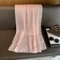 Détail du châle rose léger avec motifs dorés et textures à fines rayures - 180x70cm / Rose