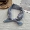 Gros plan d'un foulard léger en coton et lin bleu à fleurs sur un décor minimaliste - Fleurs Sauvages Bleu / 70x70cm