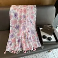 Détail d'un châle en mousseline florale avec franges roses élégantes et motifs vintage - 180cm x 90cm / Mauve Clair