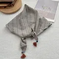 Sciarpa a triangolo vintage in cotone e lino a quadri con nappe e pois ricamati - Grigio