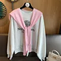 Rosa durchbrochener Strickschal kombiniert mit grauem Logo-Sweatshirt für Damen - Rosa