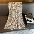 Dettaglio della stampa floreale dorata vintage su sciarpa estiva color crema - 180*70cm / Bianco Sporco