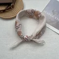 Foulard en soie avec imprimés de fraises et motifs de feuilles sur fond crème - Exotique Beige / 70x70cm