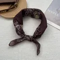 Foulard en soie à imprimé floral marron foncé avec motif de feuilles blanches sur plateau bois - Exotique Café / 70x70cm