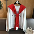 Detail eines grauen Sweatshirts mit marineblauem Uni-Druck und rotem Strickschal-Stil - Rot