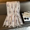 Elegante scialle in cotone e lino con motivi di bacche rosse e nappine decorative - Scialle Lungo con Nappe / Stampa Floreale Delicata (Base Crema)