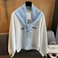 Vue détaillée d'un châle en laine tricoté sur un sweat de l'université Northwestern - Bleu Azur