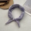 Détail d'un foulard en soie à fleurs violettes avec de grands motifs de fleurs tropicales - Gardénia Violet / 70x70cm