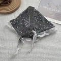 Foulard triangolare vintage a fiori con pizzo bianco e motivo a quadri neri - Nero