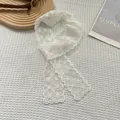Bufanda de encaje blanco con bordado floral y bordes festoneados sobre fondo con textura - Blanco Roto