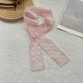 Detalle de bufanda de encaje rosa con bordado floral y bordes festoneados - Rosa