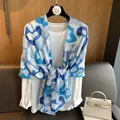 Details eines leichten blau geblümten Schals kombiniert mit einem weißen Langarmshirt - 180cm x 70cm / Blau