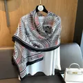 Detailansicht eines leichten Schals mit Ethno-Muster und geometrischen Feder-Motiven - Schwarz