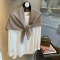 Gros plan du foulard en lin marron foncé avec strass noué sur un t-shirt blanc élégant - Kaki