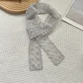Detalle del bordado de encaje gris y bordes festoneados en el pañuelo fino para mujer - Gris