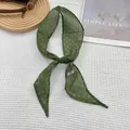 Handgemaakte groene linnen sjaal met stippen geknoopt op een minimalistisch blad - Groen