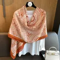 Detail eines Retro-Schals mit ethnischem Druck und orange-beigen Mandala-Mustern - Orange