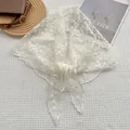 Elegante witte kanten bandana met bloemenborduurwerk en geschulpte randen op de achtergrond - Broken Wit
