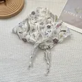 Foulard a triangolo in seta con stampa floreale di tulipani su sfondo bianco testurizzato - Giardino bianco