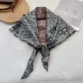 Dettaglio della sciarpa vintage in cotone e lino con motivo paisley e bordo a onde marroni - Stile Medio / Caffè E Verde