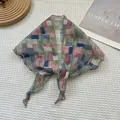 Dettaglio di sciarpa a quadri color-block con tessuto traspirante e bordi rifiniti - Piccola griglia a contrasto