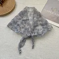 Dettaglio di un foulard a triangolo floreale grigio con tessuto semitrasparente e bordi - Floreale Blu