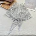 Detail eines hohlen Spitze-Dreieckstuchs mit kühlem Stoff und elegantem Wellenstrickmuster - Azurblau