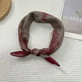 Pañuelo de seda vintage francés con motivo paisley burdeos y gris sobre tela blanca - Verde Militar