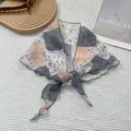 Retro-Bandana mit Blumenmuster und Paisley in Grau und Rosa mit Wellenkanten - Dunkelgrau