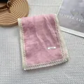 Detalle de la bufanda de algodón y lino rosa con borde de encaje blanco y etiqueta - Rosa Ballet