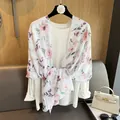 Leichter rosa Blumenschal und Schal kombiniert mit einem weißen Langarm-T-Shirt für Damen - Mittellanger Stil / Rosa Blumen