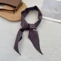 Detalle de bufanda de lino hecha a mano con etiqueta Linen Hand Made tejida - Púrpura profundo
