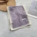 Detalle de bufanda de algodón y lino gris lila con bordes de encaje y etiqueta tejida - Púrpura taro