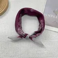 Detalle de un pañuelo de seda vintage francés con diseño paisley en granate y gris - Granate