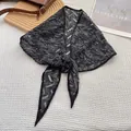 Eleganter schwarzer Spitzen-Dreiecksschal mit geometrischem Häkelmuster und Knotendetail - Schwarz