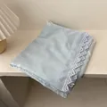 Detalle de bufanda de algodón y lino azul claro con bordado floral y encaje blanco - 180*90CM / Azul Celeste